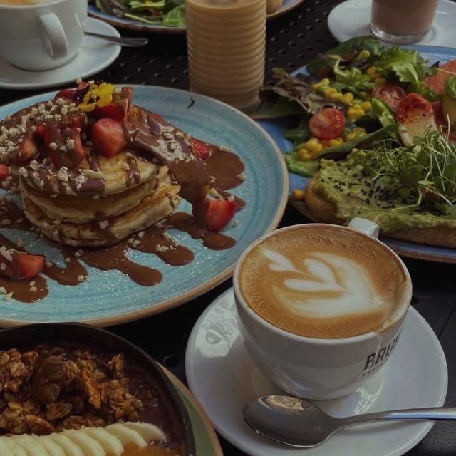 Brunch me pancakes, luleshtrydhe dhe kafe latte në TOKË Lounge Tiranë