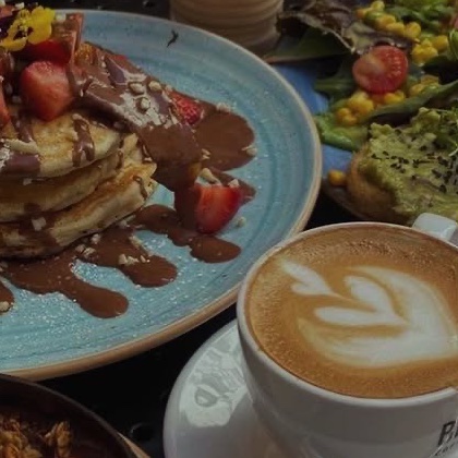 Detaj i kafes latte art gjatë brunch-it në TOKË Lounge