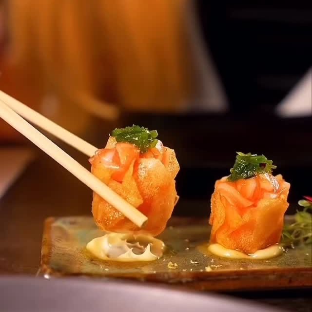 Sushi salmon me çopstick në TOKË Lounge, sushi Tiranë