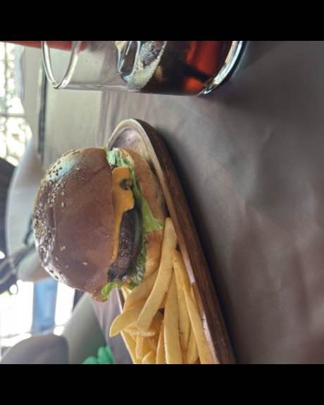Burger klasik me djathë dhe patate frite në TOKË Lounge Tiranë