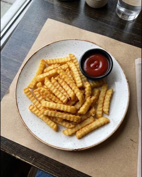 Patate frite të krokante në TOKË Lounge Tiranë