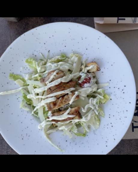 Sallatë Cezar me fileto pule në TOKË Lounge Tiranë