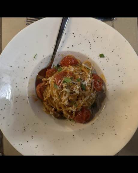 Spaghetti puttanesca me domate qershie në TOKË Lounge Tiranë