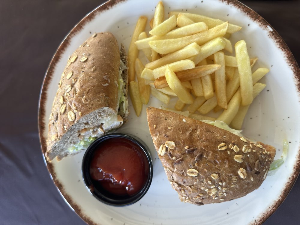 Club sandwich me patate frite dhe salcë në TOKË Lounge Tiranë