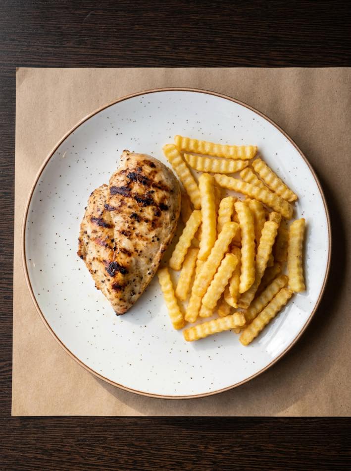 Fileto pule në skarë me patate frite në TOKË Lounge Tiranë