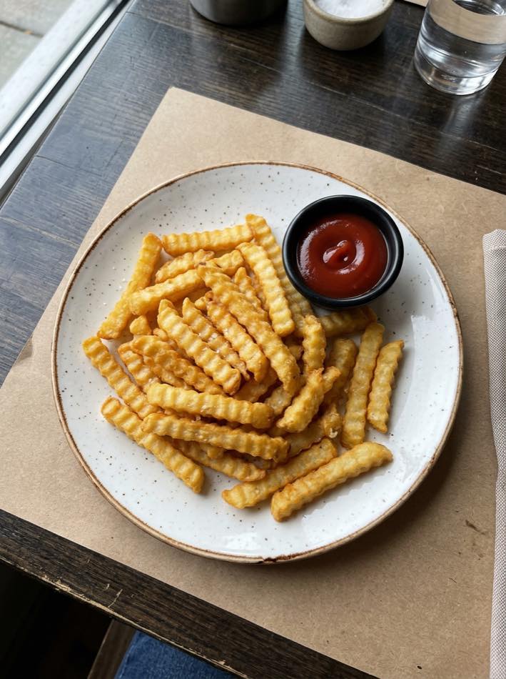 Patate frite të krokante me salcë në TOKË Lounge Tiranë