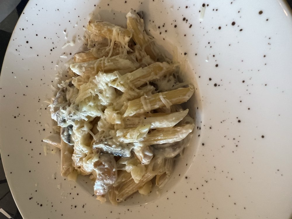 Penne Suprema me salcë të bardhë, kërpudha dhe parmixhano në TOKË Lounge Tiranë
