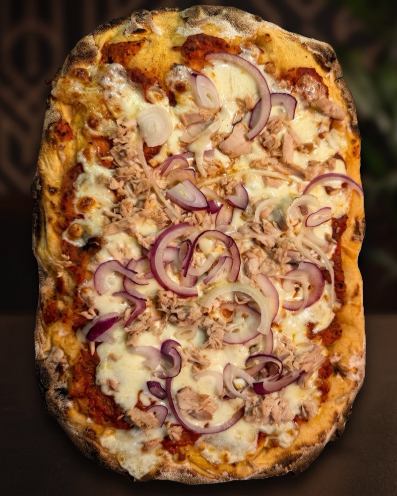 Pizza tonno në TOKË Lounge Tiranë