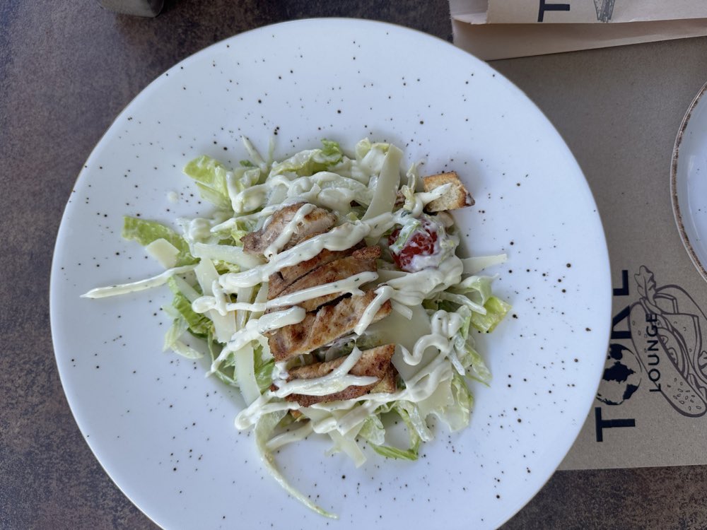 Sallatë Cezar me fileto pule, parmixhano dhe kruton në TOKË Lounge Tiranë
