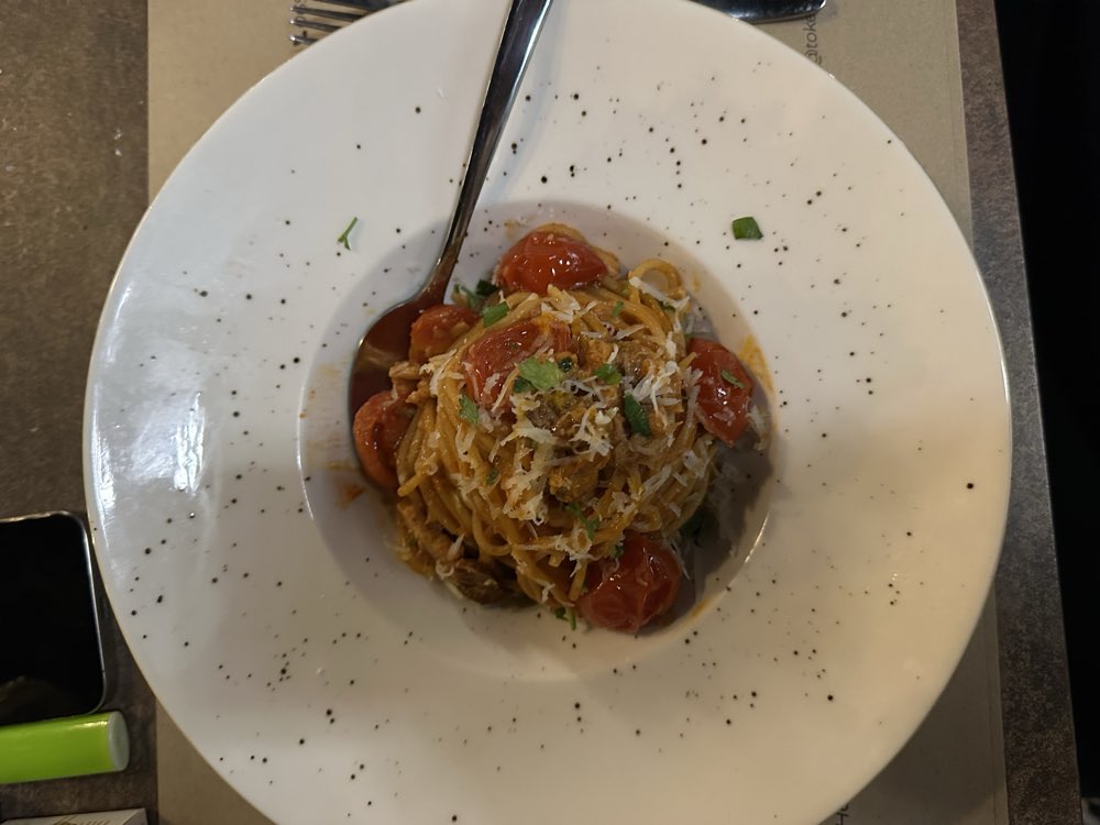 Spaghetti puttanesca me domate qershie dhe parmixhano në TOKË Lounge Tiranë